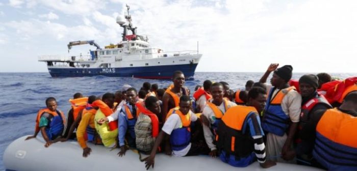 El barco de MOAS rescatando inmigrantes a la deriva el año pasado © MOAS