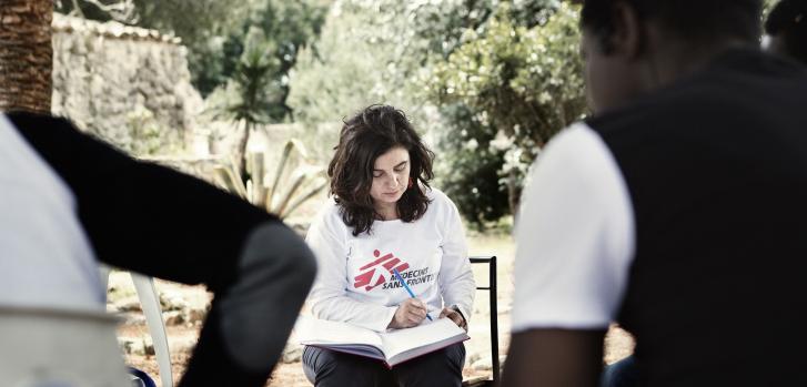 Los equipos de MSF brindan atención en salud mental en el centro de recepción de migrantes en Pozzallo, Sicilia © Alessandro PensoAlessandro Penso