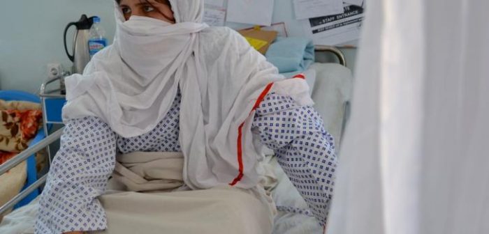 Bibi Aisha es una paciente de 18 años que se recupera de dos cirugías en el centro de trauma de Médicos Sin Fronteras en Kunduz tras haber recibido un disparo en el estómago ©MSF