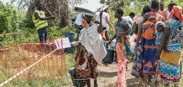 Una mujer que recibió sus artículos de primera necesidad (mantas para dormir y láminas de plástico, artículos de higiene personal, mosquiteras para prevenir la malaria, bidones para recoger y almacenar agua, una solución de hipoclorito de sodio para desinfectar el agua y potabilizarla).Giuseppe La Rosa/MSF