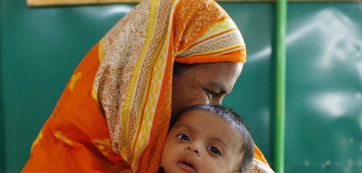 Una madre con su bebé en el hospital Goyalmara, Bangladesh.Vincenzo Livieri