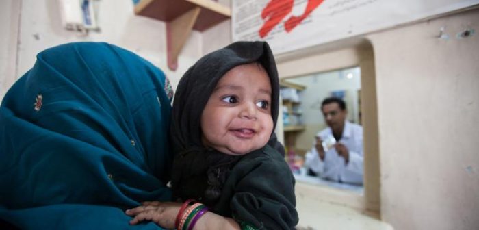 Una mujer recogiendo sus medicamentos en la farmacia de MSF, en el hospital materno infantil de la organización en Kuchlak, provincia de Balochistán.Khaula Jamil