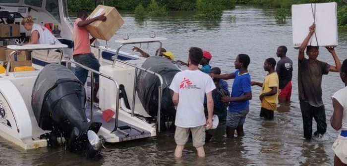 Nuestros compañeros, durante una distribución de material en Bandar, en el norte de Mozambique.MSF