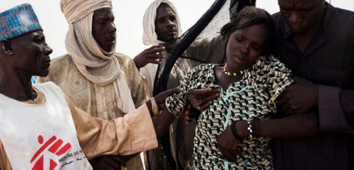 Bol, Lago Chad - Una mujer joven, de un campo para desplazados internos en la ciudad de Yakoua, es asistida después de haber viajado más de 30 km en un carro a caballo para llegar a la clínica móvil de MSF cerca de Bol, Chad ©Dominic Nahr