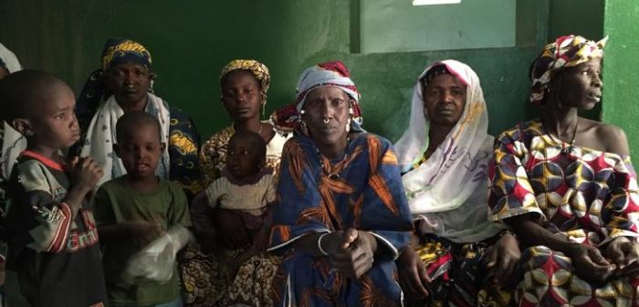 Pacientes esperando ser atendidos por Médicos Sin Fronteras (MSF) en una clínica móvil en Diafarabé, al oeste de Tenenkou. Lamine Keita/MSF