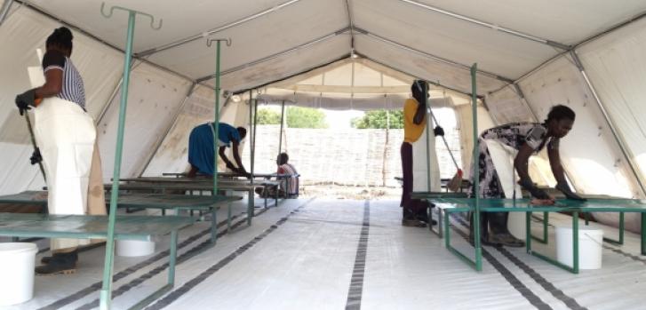 Preparando el Centro de Tratamiento del Cólera de Médicos Sin Fronteras © MSF