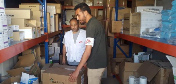 Personal de MSF donando suministros médicos al hospital general de Bani Walid.
