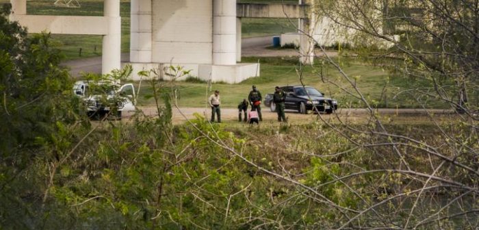 Una mujer migrante intentando cruzar la frontera entre Nuevo Laredo y Texas, es interceptada por Agentes Fronterizos de Estados Unidos. Febrero 2019.Juan Carlos Tomasi