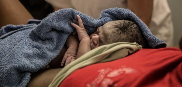 Divan descansa sobre el vientre de su mamá instantes después de nacer  ©Marta Soszynska/MSF