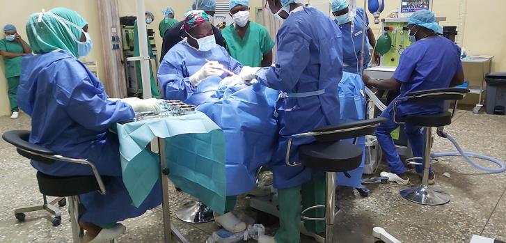 El doctor Muhammad Lawal Abubakar y su equipo médico realizan una cirugía a un paciente con noma en el Hospital Sokoto, en Nigeria.MSF.