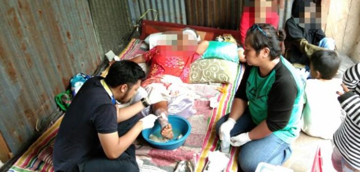 El doctor Yusuf Toba revisando la herida de una paciente se quemó con agua hirviendo cuando salió corriendo de su casa durante el terremoto en Célebes Central.MSF