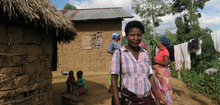 Helen, trabajadora de salud de MSF, llega a las comunidades en el barrio de Masingira.
Caroline Frechard/MSF