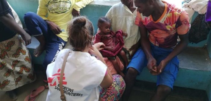 Una médica de MSF atendiendo en el Hospital General Mukanga, República Democrática del Congo.Bérengère Guais/MSF