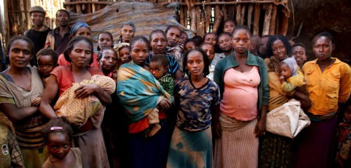 Un grupo de personas que huyó de sus hogares luego de la reciente violencia en el sur de Etiopía posa en frente de una casa donde encontraron refugio en la ciudad de Ewaabay, en la región de Orioma. Igor Barbero/MSF