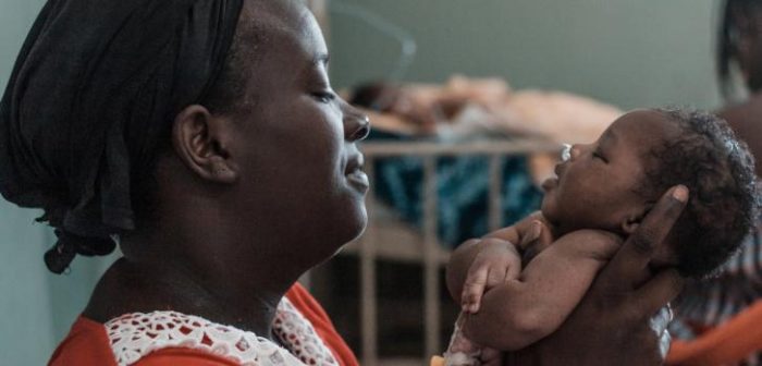 En el Hospital Nacional Simão Mendes, el principal hospital del país, MSF gestiona las urgencias pediátricas, así como las unidades de cuidados intensivos de pediatría y neonatología, y la unidad de tratamiento de desnutrición.  Raul Manarte/MSF