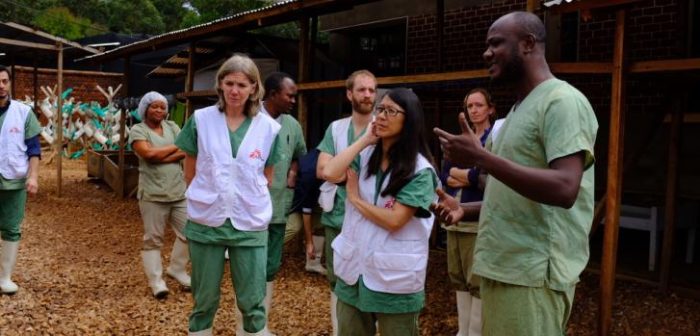 La presidenta internacional de Médicos Sin Fronteras (MSF), Joanne Liu, durante una visita a nuestro centro de tratamiento de pacientes de Ébola en Katwa, en República Democrática del Congo (febrero de 2018).Alexander Wade/MSF