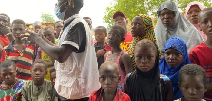Parte del staff médico de MSF brindando actividades de promoción de la salud a los habitantes del barrio Umba, en el distrito de Konni ubicado en la región de Tahoua. Níger, septiembre de 2021.Mariama Diallo/MSF