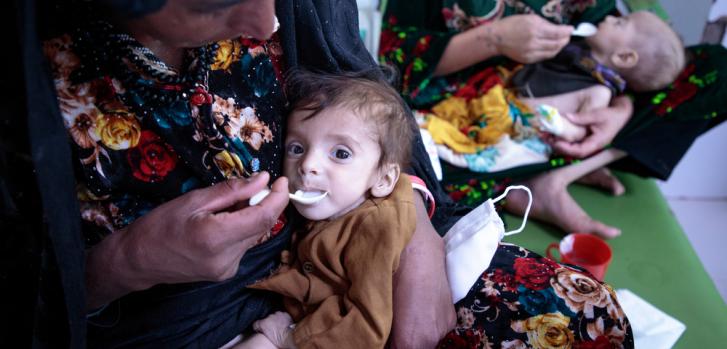 Madres alimentando a sus hijos en las habitaciones de nuestro centro de alimentación terapéutica para pacientes en el hospital de Herat, Afganistán. Sandra Calligaro