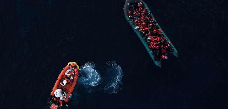 La noche del 23 de octubre, un bote de goma con 95 personas a bordo estaba a punto de ser interceptado por la Guardia Costera de Libia. Desde MSF llegamos a tiempo para llevar a cabo el rescate de manera segura.Filippo Taddei/MSF