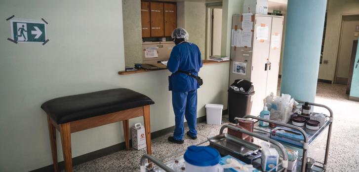 Imagen de archivo del 1 de octubre de 2021: el corredor de nuestro hospital en Turgeau, Haiti.Pierre Fromentin/MSF.