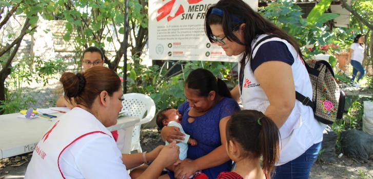 Una enfermera de la Unidad de Salud Comunitaria Familiar en Amatepec vacuna a un menor en la brigada médica móvil en Soyapango.MSF/Alejandra Sandoval
