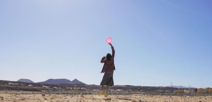 Un niño juega con un globo en el campo de desplazados de Al-Sweida, ubicado en el desierto de Marib (Yemen).Hesham Al Hilali/MSF