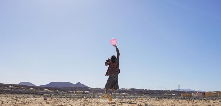 Un niño juega con un globo en el campo de desplazados de Al-Sweida, ubicado en el desierto de Marib (Yemen).Hesham Al Hilali/MSF