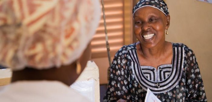 Imagen de archivo del 4 de noviembre de 2021: una paciente con cáncer de mama recibe la medicación prescrita por nuestra enfermera en el Hospital Universitario Point G.Fatoumata Tioye Coulibaly.