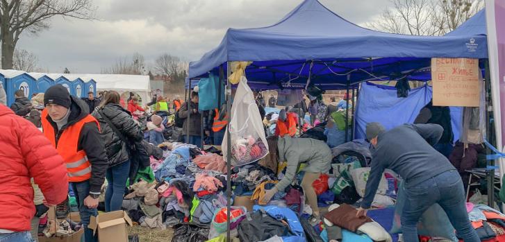 En la ciudad fronteriza polaca de Medyka, las organizaciones donan ropa y alimentos a los ucranianos que han huido de sus hogares a raíz del conflicto. Polonia, 28 de febrero de 2022.MSF