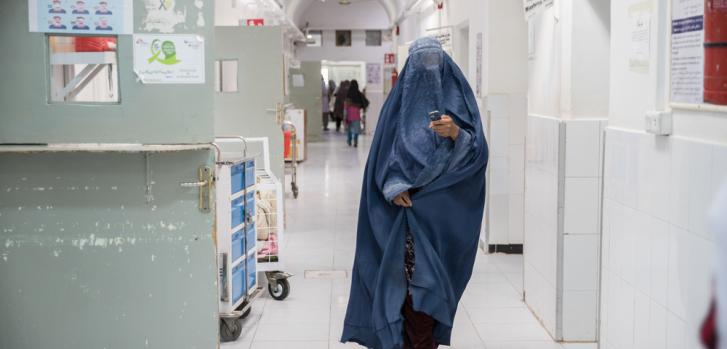 Imagen de archivo del 25 de enero de 2022: una mujer camina por el pasillo del departamento de hospitalización femenina del hospital Boost, apoyado por nuestra organización.Oriane Zerah.