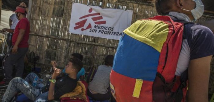 Migrante venezolano en el puesto de salud de MSF en Aguas Verdes, Perú, aguarda el colectivo que lo llevará a Tumbes. Lleva puesta una mochila con los colores de la bandera de su país.Max Cabello Orcasitas.