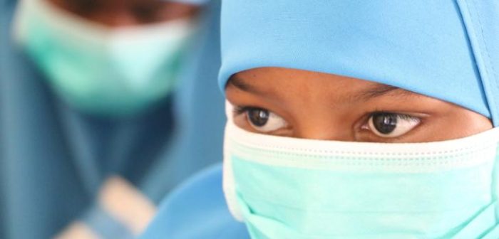 Una joven aguarda su examen de la vista en Hudur, región de Bakool, Somalia.MSF/Hanad Abdi.