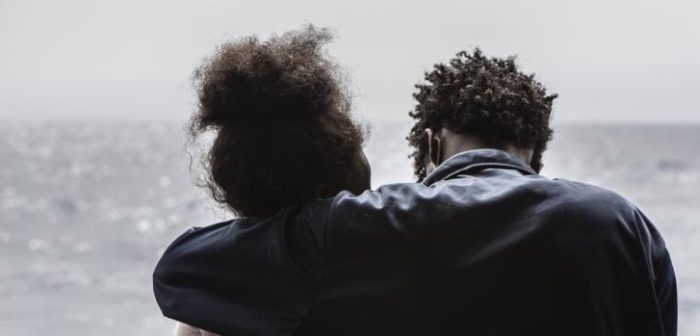 Dos sobrevivientes se abrazan en la terraza. Estaban entre las 101 personas rescatadas el 23 de abril de 2022.Anna Pantelia/MSF.