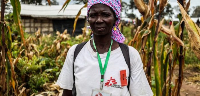 Atija Bacar tiene 66 años. Es partera tradicional y vive en el campo para personas desplazadas internamente de Eduardo Mondlane, en Mueda, Cabo Delgado. Mariana Abdalla/MSF.