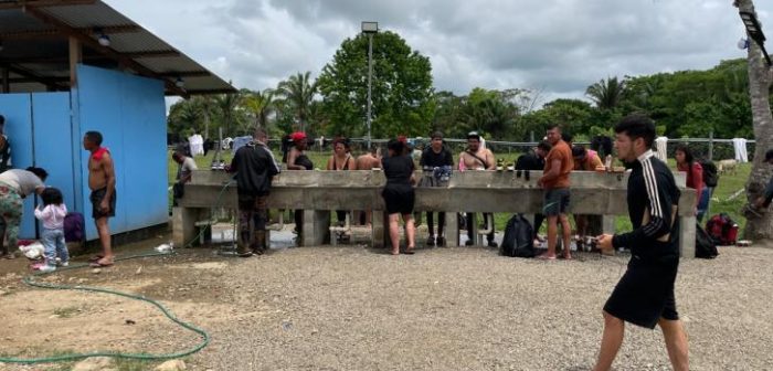 La falta de agua potable y duchas suficientes en el Centro de Recepción Migratoria de San Vicente son un reclamo común entre los migrantes que llegan a Panamá tras cruzar la peligrosa ruta del Darién.Santiago Valenzuela/MSF.