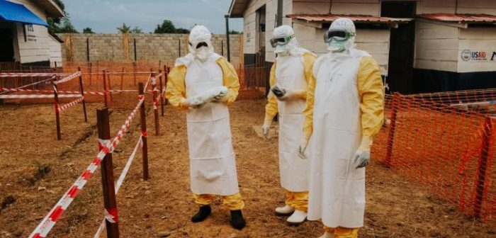 El doctor Papy Dieya, de MSF, junto con dos integrantes del Ministerio de Salud congolés en el Centro de Tratamiento contra el Ébola Wangata, en Mbandaka, República Democrática del Congo.MSF.