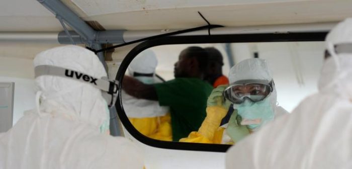 Una enfermera comprueba su traje. Liberia. © Caitlin Ryan/MSF