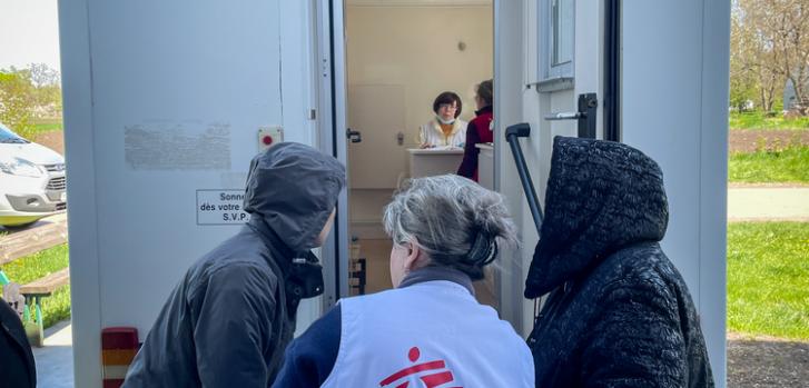 Una de nuestras clínicas móviles en frente de un refugio para personas desplazadas en Dnipropetrovsk, Ucrania.MSF.