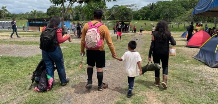 Imagen de archivo del 10 de mayo de 2022: familia arrivando a la Estación de Recepción Migratoria de San Vicente, Panamá, tras haber cruzado el Darién.Santiago Valenzuela/MSF.