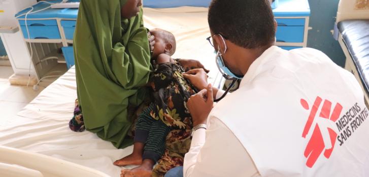 Imagen de archivo del 11 de mayo de 2022: una bebé es examinada por un doctor de nuestra organización en Baidoa, Somalia.Dahir Abdullahi/MSF.
