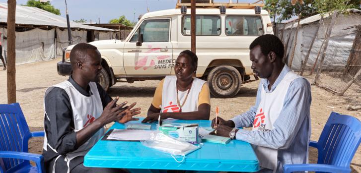 Trabajadores de salud comunitaria de nuestra organización en el campo para personas desplazadas internamente de Bentiu, en Sudán del Sur, durante la campaña de vacunación contra la hepatitis E.Peter Caton/MSF.