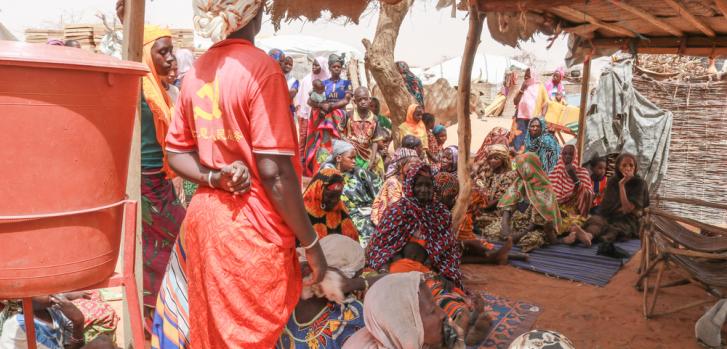 En el campo para personas desplazadas internamente de Gorom-Gorom, en la región del Sahel de Burkina Faso, las mujeres se reúnen con nuestro equipo de promoción de la salud para comentar sobre las dificultades del acceso a la salud.Mohamed El-Habib Cisse/MSF.