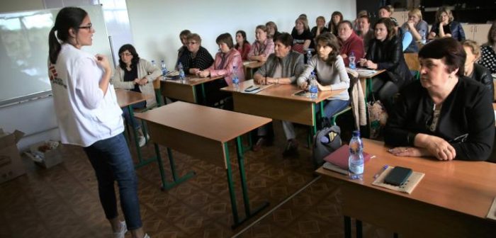 Florencia Francisconi, matrona argentina integrante del equipo de MSF, dicta un taller de entrenamiento sobre violencia sexual y de género para psicólogos, personal de salud y socorristas en Holovanivsk, en el centro de Ucrania.Igor Barbero/MSF.