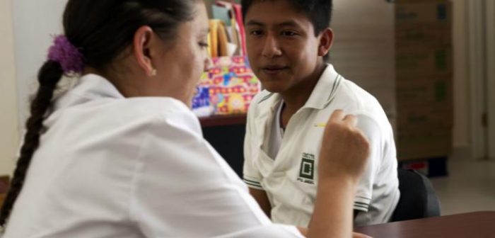Ubaldo Mendoza, 18, comenzó el tratamiento de Chagas en el puesto de salud de San Pedro Pochutlasy. © Consuelo Pagaza/MSF