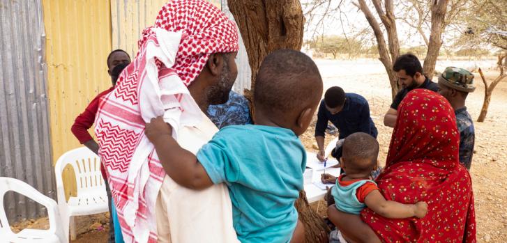 Un grupo de padres y madres aguardan para que sus hijos puedan ser vacunados contra el sarampión en Burao, Somalilandia.Mohamed Hussein (MOTO)/MSF.