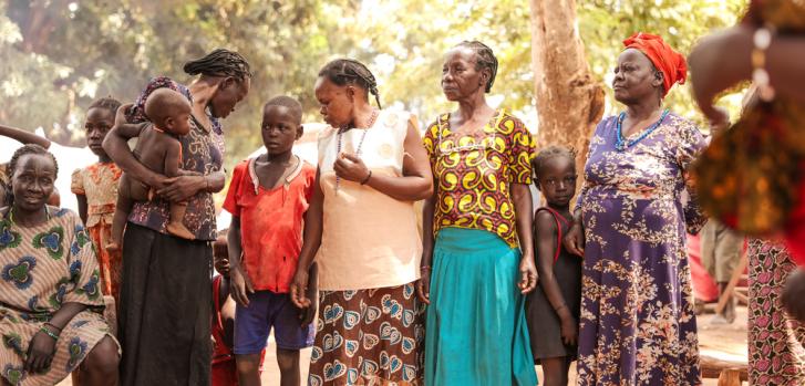 En una sesión grupal  de salud mental para mujeres desplazadas internamente, las mujeres cantan y danzan y encuentran alegría a pesar de la violencia vivida y de la falta de certeza acerca de sus futuro.Scott Hamilton/MSF.