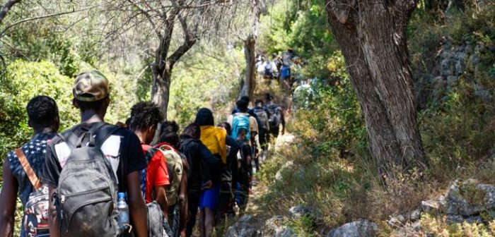Personas migrantes recién arribadas a Samos, Grecia, atraviesan un camino rocoso en la isla.MSF/Alice Gotheron.