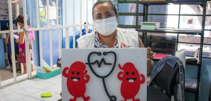 Ana Lourdes Tojín es una trabajadora social de nuestro proyecto en el sur de Guatemala. Junto a un equipo disciplinario, supervisa las visitas a personas con Enfermedad Renal Crónica no Tradicional (ERCnT) en estado avanzado.MSF/Arlette Blanco.