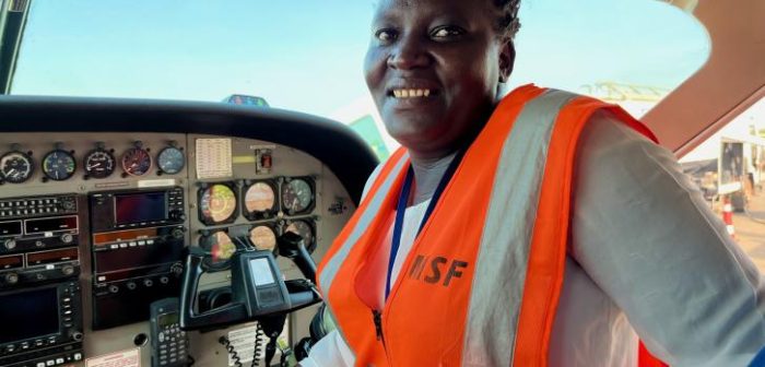 Stella Mwikali, coordinadora de vuelo adjunta de nuestra organización, en el aeropuerto de Juba, Sudán del Sur.Verity Kowal/MSF.