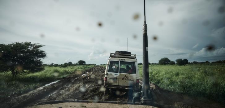 Nuestro vehículo en la ruta de Agok a Abyei, Sudán del Sur. Adentro del móvil se encuentran Hoth Kuol Juol, de siete años, y su madre. Hoth tiene severas quemaduras.Christina Simons.